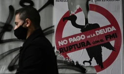 Une affiche dans une rue de Buenos Aires appelle l'Argentine à rompre avec le FMI et à ne pas rembourser sa dette, le 22 mai 2020