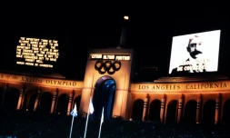 Deux écrans géants installés autour de la tour de la flamme olympique lors de la cérémonie de clôture des Jeux de Los Angeles, le 12 août 1984