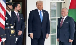 Le président américain Donald Trump (c) accueille le roi Abdallah II de Jordanie (d) à la Maison Blanche, le 11 février 2025 à Washington