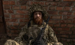 Un soldat ukrainien s'apprête à monter sur le front, près d'Avdiivka, dans la région de Donetsk, le 3 avril 2024