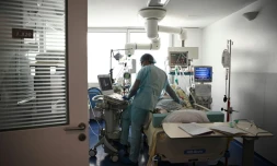 Un soignant s'occupe d'un patient infecté par le Covid-19 dans l'unité des soins intensifs de l'hôpital européen Georges-Pompidou à Paris, le 6 avril 2021