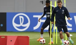 L'attaquant des Bleus Antoine Griezmann (d) lors d'une séance d'entraînement au stade d'Istra, le 4 juillet 2018