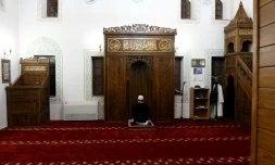 Un imam prie seul dans une mosquée de Podgorica (Monténégro), le 23 avril 2020