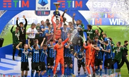 Les joueurs de l'Inter Milan fêtent leur titre de champions d'Italie autour du trophée du Scudetto, après leur dernier match de Serie A contre Udinese, le 23 mai 2021 au Stade de San Siro