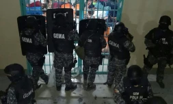 Photo diffusée par la police équatorienne le 30 septembre 2021 de policiers intervenant à la prison de Guayaquil, en proie à des affrontements entre prisonniers