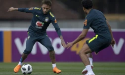 L'attaquant vedette Neymar (g) à la lutte avec Marquinhos lors d'une séance d'entraînement de l'équipe du Brésil à Teresopolis, le 24 mai 2018 