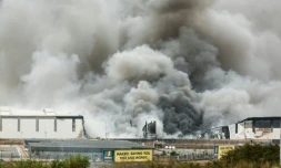 Fumée s'échappant d'un bâtiment en feu près de Durban, en Afrique du Sud, le 13 juillet 2021