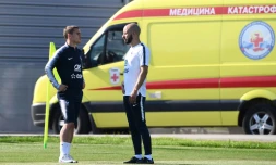 Antoine Griezmann s'entraîne avec un membre du staff technique des Bleus, le 18 juin 2018 à Istra