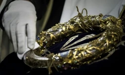 Un prêtre essuie la couronne d'épines dans la cathédrale Notre-Dame de Paris, le 14 avril 2017