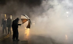 Heurts entre forces de l'ordre et manifestants, le 12 avril 2021 Ă Minneapolis aprĂšs la mort d'un jeune homme noir abattu par la police