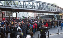 Evacuation d'un camp de migrants installé sous le métro aérien près de la station Stalingrad à Paris le 2 mai 2016