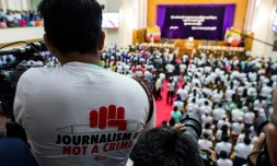 Un journaliste porte un tshirt où l'on peut lire "le journalisme n'est pas un crime", à Yangoun, en Birmanie, le 28 août 2018