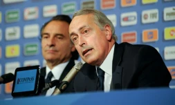 Giancarlo Abete (d), alors président de la Fédération italienne de football, en conférence de presse, le 2 juillet 2012 à Cracovie  
