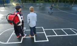 Malgré le nombre d'enfants et la diversité des jeux --là une partie de foot, ici une autre de +chat+, il y a très peu d'accidents dans les cours de récréation