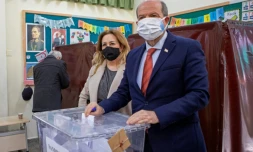 Le "président" de la la République turque de Chypre-Nord (RTCN), uniquement reconnue par Ankara, Ersin Tatar, vote aux élections législatives, à Nicosie, le 23 janvier 2022