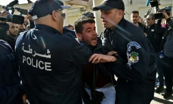 Des policiers interviennent lors d'un rassemblement à Ager organisé le 28 février 2019 par des journalistes algériens pour protester contre "la censure" dans la couverture des manifestations contre un possible 5e mandat d'Abdelaziz Bouteflika

