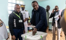 Le président kényan Uhuru Kenyatta dépose son bulletin de vote à l'école primaire Mutomo, lors des élections générales du Kenya à Kiambu, le 9 août 2022