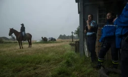 Les gendarmes dans un centre équestre lors des recherches pour retrouver Lyhanna, disparue depuis le 29 mai, le 4 juin 2026 à Fleurance dans le Gers