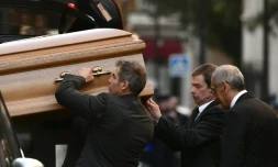 Le cercueil de Charles Aznavour est porté vers la cathédrale arménienne Saint-Jean-Baptiste, samedi 6 octobre 2018