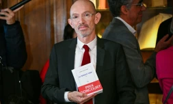 L'écrivain français Laurent Mauvignier, lauréat du prix Goncourt, pose le 4 novembre 2025 à Paris