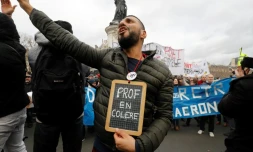 Un enseignant dans une manifestation contre la réforme des retraites, le 4 janvier 2020 à Paris