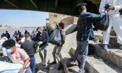 Des jeunes bénévoles participent à une campagne de nettoyage des rives du Tigre, le 11 mars 2022 à Bagdad, en Irak