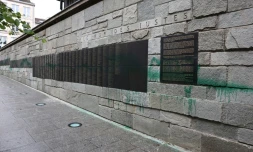 De la peinture vert souille le mur des Justes au mémorial de la Shoah,  à Paris le 31 mai 2025