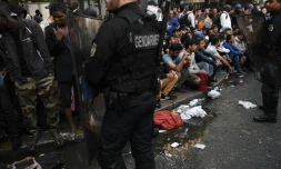 Des migrants sont rassemblés avant leur évacuation, le 16 septembre 2016, à Paris