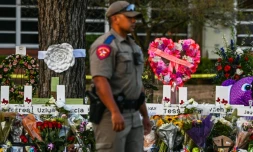 Un mémorial en mémoire des victimes de la fusillade dans une école à Uvalde, au Texas, le 27 mai 2022