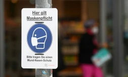 Une affiche rappelant le port obligatoire du masque, à Rosenheim (Allemagne), le 1er avril 2021