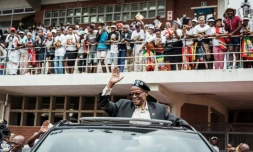(ARCHIVES) Le chef du parti Inkatha Freedom (IFP) Mangosuthu Buthelezi salue la foule à son arrivée au stade Chatsworth en périphérie de Durban (nord-est de l'Afrique du Sud) le 10 mars 2019