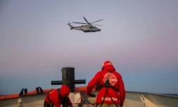 Un hélicoptère emmène une mère et son bébé sauvés par l'ONG Proactiva Open Arms au large de la Libye le 21 décembre 2018.