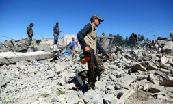 Des combattants des Unités de protection du peuple kurde (YPG), le 25 avril 2017 sur le site de frappes turques près de la ville syrienne d'Al-Malikiyah, proche de la frontière turque