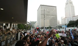 Une manifestation à Los Angeles, le 10 juin 2025, encadrée par la Garde nationale, alors que le couvre-feu à 20H mis en place par la maire de la ville vient d'entrer en vigueur