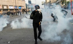 Des manifestants pro-démocratie face à la police lors d'un rassemblement à Hong Kong, le 1er décembre 2019