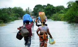 Des habitants de West Point quittent le bidonville face à la montée des eaux, à Monrovia, le 1er juillet 2016