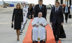 Le président Emmanuel Macron et son épouse Brigitte Macron accompagnent le pape François à l'aéroport de Marseille à l'issue de sa visite, le 23 septembre 2023