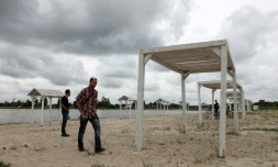 Des habitants se promènent sur la plage de Sloviansk, dans l'est de l'Ukraine, le 22 juin 2022