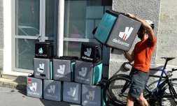 Livreur pour Deliveroo empilant des sacs de livraison à Bordeaux le 28 août 2017