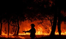 Un pompier lutte contre un incendie de forêt à Saumos, le 12 septembre 2022 en Gironde, dans le sud-ouest de la France