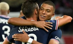 Le milieu de terrain espagnol Pablo Sarabia, félicité par Kylian Mbappé, après avoir marqué le 4e but, lors du match de L1 à domicile contre Strasbourg, le 14 août 2021 au Parc des Princes