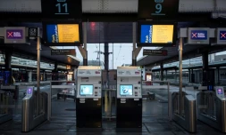 Des écrans d'information à la gare de Lyon, à Paris le 8 décembre 2019