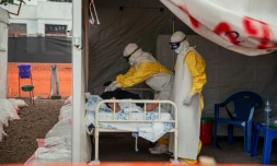 Des membres de Médecins Sans Frontières (MSF), en combinaison de protection, dans la zone d'isolement pour les patients atteints du virus Ebola au Centre de traitement Ebola (CTE) de Munigi, le 2 juin 2026 en RDC