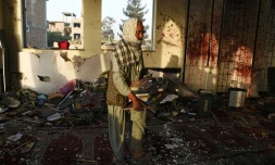 Un Afghan à l'intérieur d'une mosquée chiite après un attentat meurtrier, le 21 octobre 2017 à Kaboul