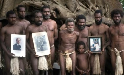 Des villageois de Yaohnanen, prÚs de Yakel, tiennent des portraits du prince Philip, considéré comme une divinité, le 9 avril 2021 au Vanuatu
