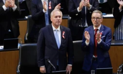 Le président du Parti de la liberté d'Autriche (FPOe), Herbert Kickl (d), et d'autres députés applaudissent aprÚs l'élection de Walter Rosenkranz (g), député du Parti de la liberté d'Autriche (FPOe), en tant que nouveau président du Parlement, le 24 octobre 2024 à Vienne