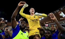 Le gardien polonais de Nice Marcin Bulka porté en triomphe par ses coéquipiers aprÚs la victoire à Monaco, le 22 septembre 2023 au stade Louis-II