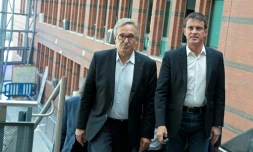 Francis Chouat, le maire d'Evry élu député de l'Essonne (g) et l'ancien premier ministre socialiste Manuel Valls (d) à Evry, le 11 juin 2017