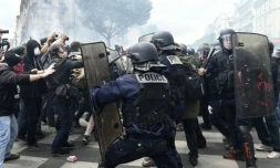 Des policiers face à des personnes cagoulées lors de la manifestation contre la loi travail à Paris, le 14 juin 2016