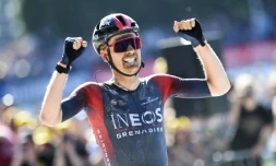 Le Néerlandais Dylan Van Baarle exulte aprÚs avoir remporté Paris-Roubaix, le 17 avril 2022